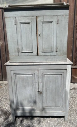 buffet parisien ancien gris bien rustique. Ses