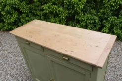 Buffet parisien ancien rénové – Vert Argile Envie & plateau bois – 99 cm