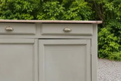 Buffet parisien ancien rénové – Vert Argile Envie & plateau bois – 99 cm