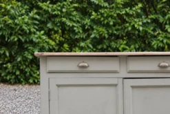 Buffet parisien ancien rénové – Vert Argile Envie & plateau bois – 99 cm