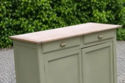 Buffet parisien ancien rénové – Vert Argile Envie & plateau bois – 99 cm