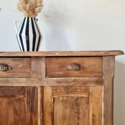 Buffet parisien bas ancien en bois patiné - intérieur fleuri