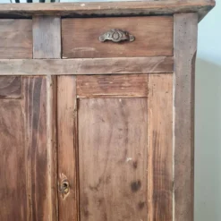 Buffet parisien bas ancien en bois patiné - intérieur fleuri