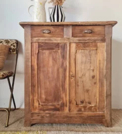 Buffet parisien bas ancien en bois patiné - intérieur fleuri
