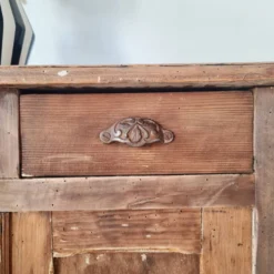 Buffet parisien bas ancien en bois patiné - intérieur fleuri