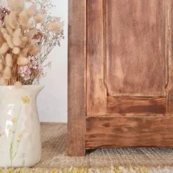 Buffet parisien bas ancien en bois patiné - intérieur fleuri