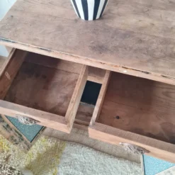 Buffet parisien bas ancien en bois patiné - intérieur fleuri