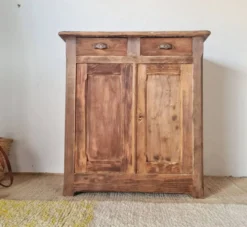 Buffet parisien bas ancien en bois patiné - intérieur fleuri
