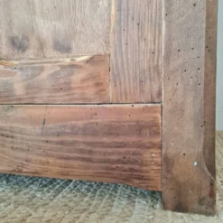 Buffet parisien bas ancien en bois patiné - intérieur fleuri