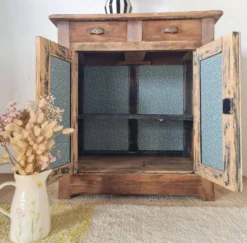 Buffet parisien bas ancien en bois patiné - intérieur fleuri