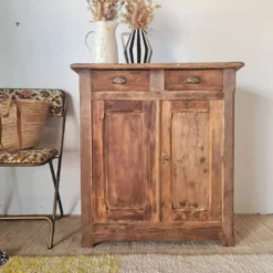 Buffet parisien bas ancien en bois patiné - intérieur fleuri