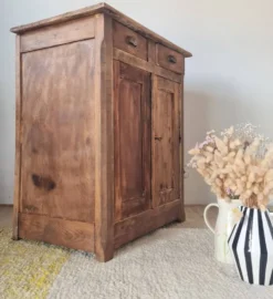 Buffet parisien bas ancien en bois patiné - intérieur fleuri