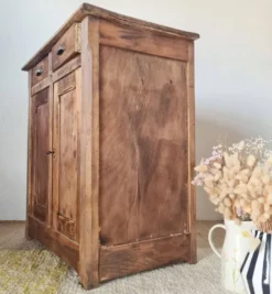 Buffet parisien bas ancien en bois patiné - intérieur fleuri