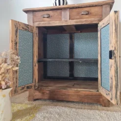 Buffet parisien bas ancien en bois patiné - intérieur fleuri