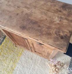 Buffet parisien bas ancien en bois patiné - intérieur fleuri
