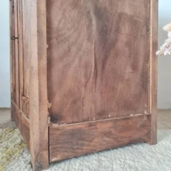 Buffet parisien bas ancien en bois patiné - intérieur fleuri