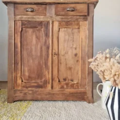 Buffet parisien bas ancien en bois patiné - intérieur fleuri