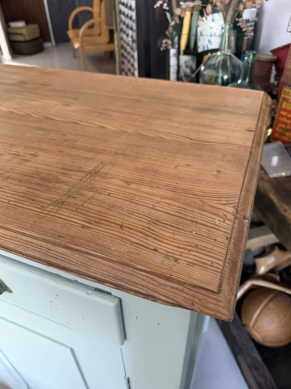 Buffet parisien vert amande vintage