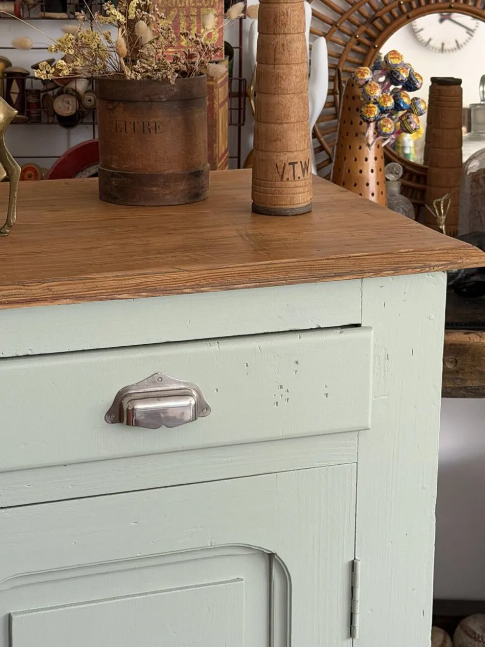 Buffet parisien vert amande vintage