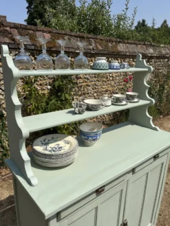 Buffet parisien vintage et son verrier vert d’eau