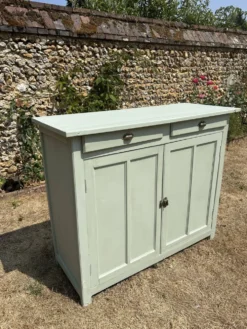 Buffet parisien vintage et son verrier vert d’eau