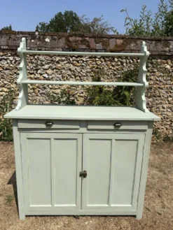 Buffet parisien vintage et son verrier vert d’eau