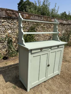 Buffet parisien vintage et son verrier vert d’eau