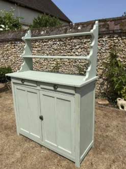 Buffet parisien vintage et son verrier vert d’eau