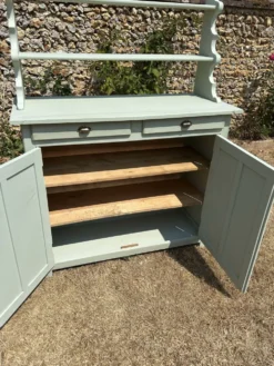 Buffet parisien vintage et son verrier vert d’eau
