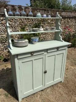 Buffet parisien vintage et son verrier vert d’eau