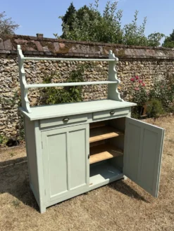 Buffet parisien vintage et son verrier vert d’eau