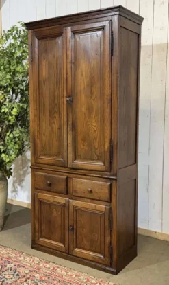 Buffet 4 portes en châtaignier fin XIXème provenant d'un ancien commerce