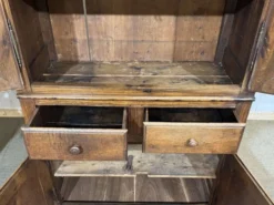 Buffet 4 portes en châtaignier fin XIXème provenant d'un ancien commerce