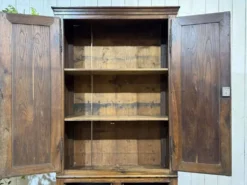 Buffet 4 portes en châtaignier fin XIXème provenant d'un ancien commerce