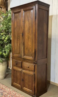 Buffet 4 portes en châtaignier fin XIXème provenant d'un ancien commerce