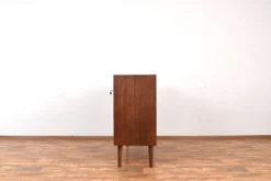 Buffet à portes tambour en teck danois des années 1960.