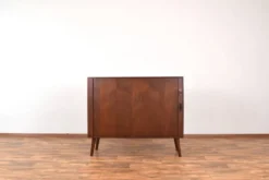 Buffet à portes tambour en teck danois des années 1960.