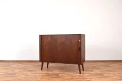Buffet à portes tambour en teck danois des années 1960.