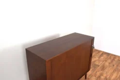 Buffet à portes tambour en teck danois des années 1960.