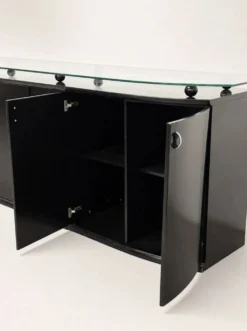 Buffet postmoderne en laque noire avec plateau en verre sur pieds boule