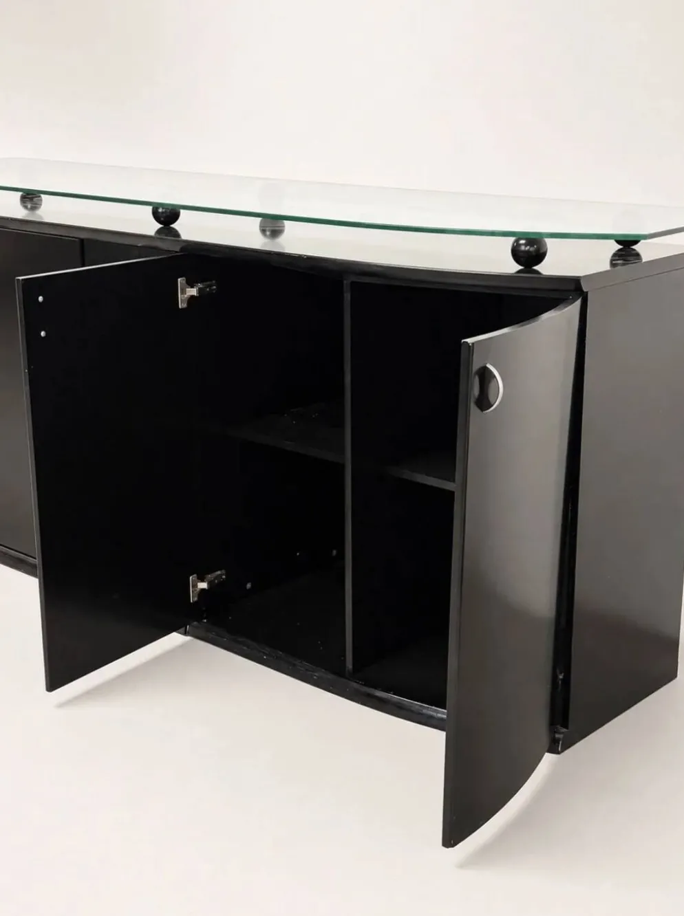 Buffet postmoderne en laque noire avec plateau en verre sur pieds boule