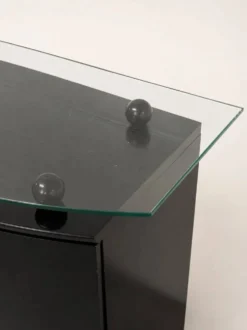 Buffet postmoderne en laque noire avec plateau en verre sur pieds boule
