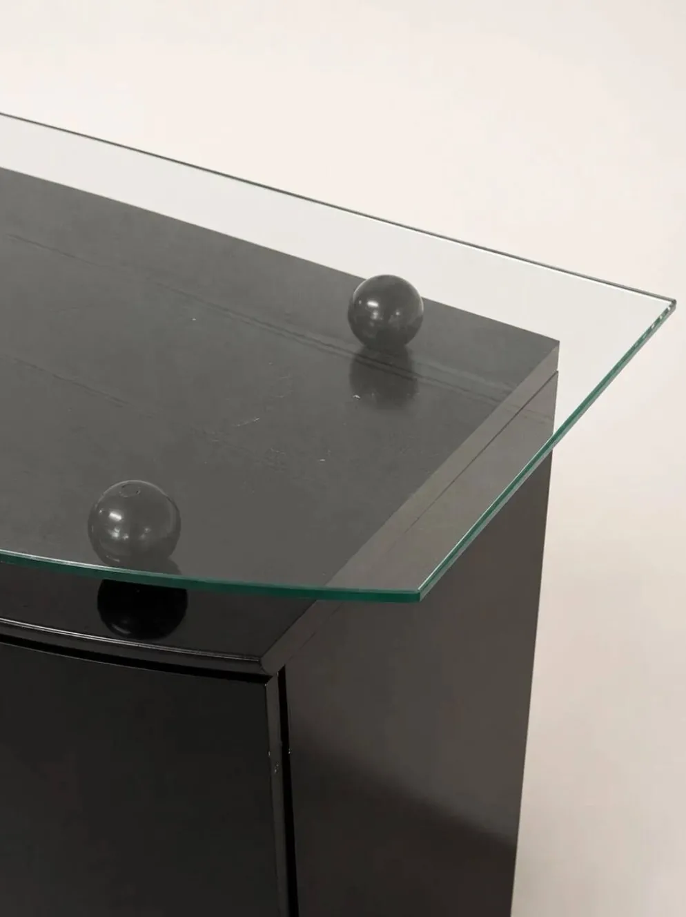 Buffet postmoderne en laque noire avec plateau en verre sur pieds boule