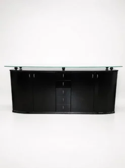 Buffet postmoderne en laque noire avec plateau en verre sur pieds boule