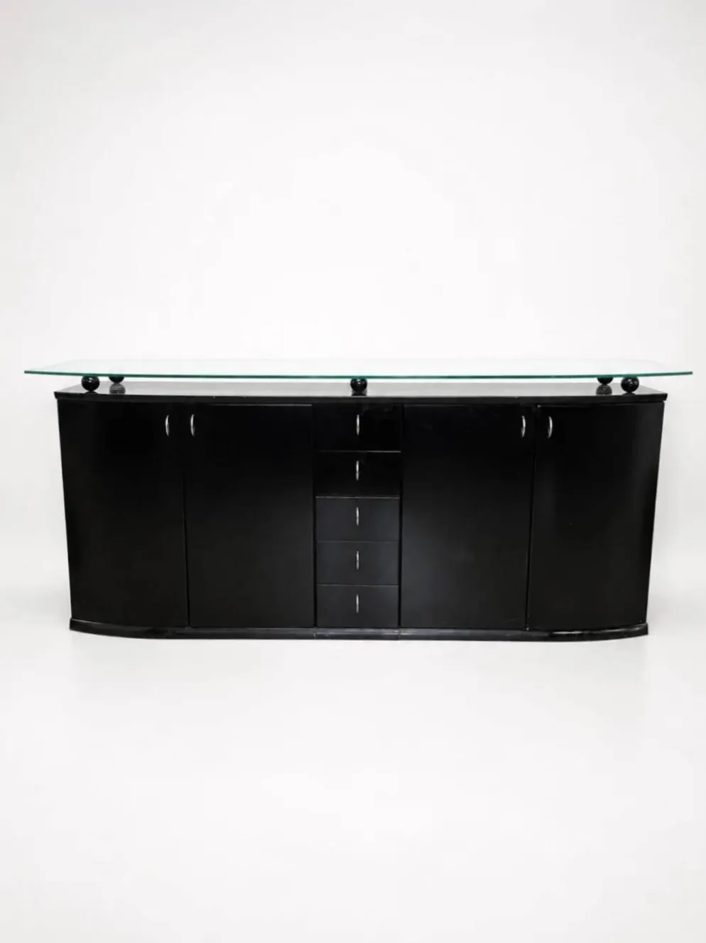 Buffet postmoderne en laque noire avec plateau en verre sur pieds boule