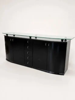Buffet postmoderne en laque noire avec plateau en verre sur pieds boule