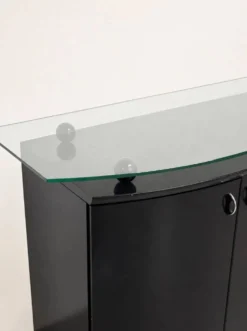 Buffet postmoderne en laque noire avec plateau en verre sur pieds boule