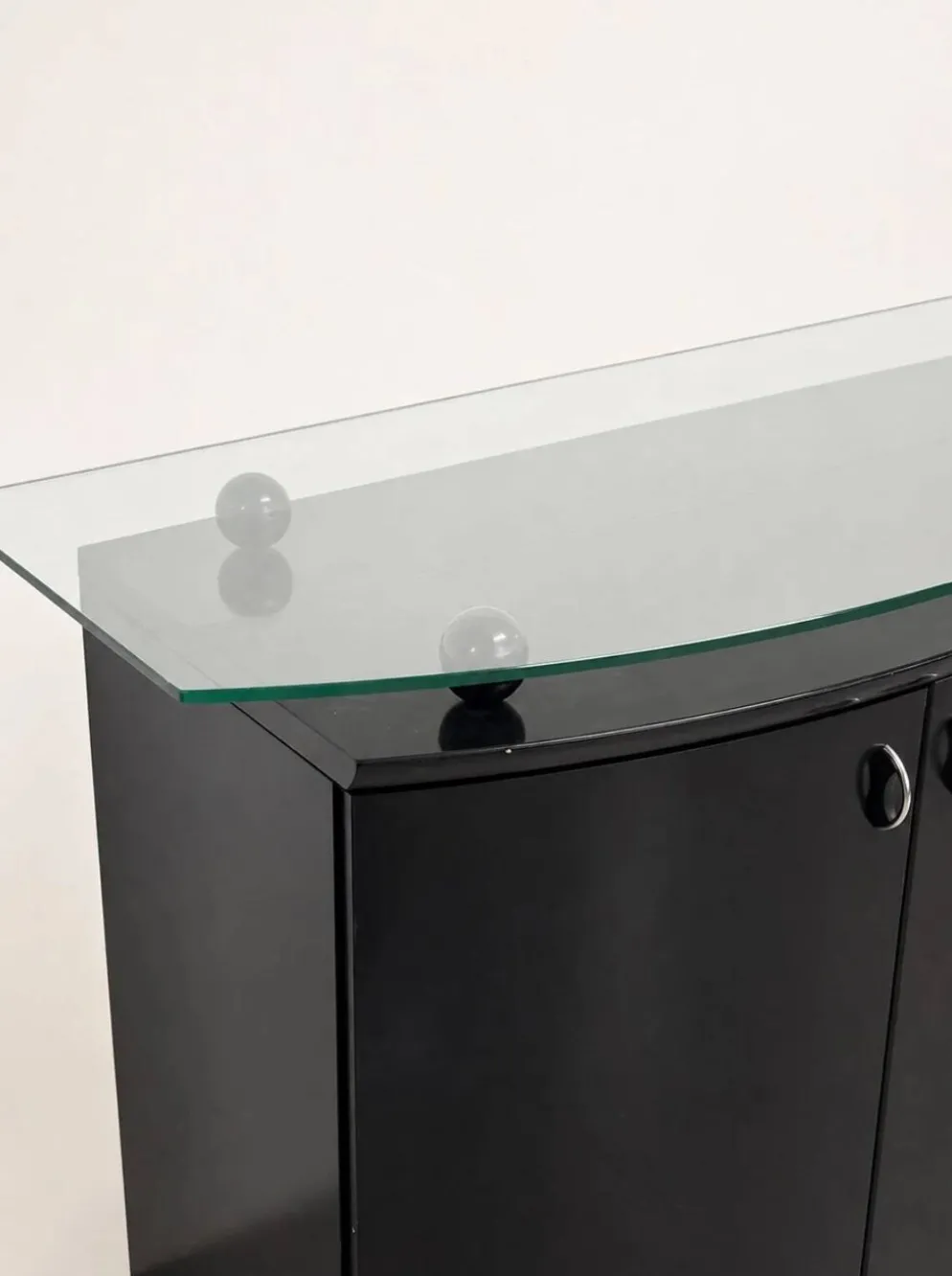 Buffet postmoderne en laque noire avec plateau en verre sur pieds boule