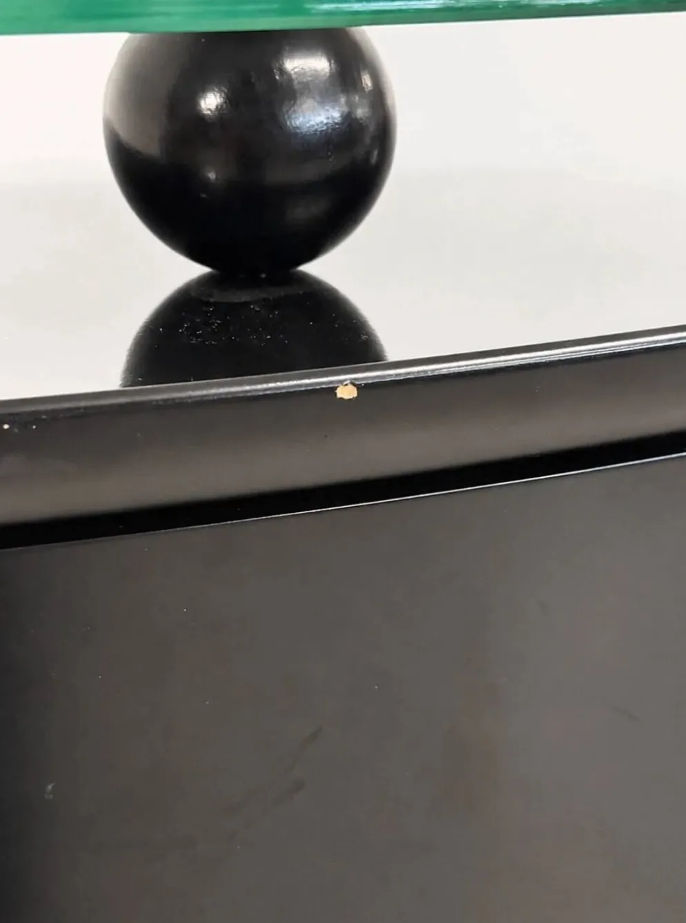Buffet postmoderne en laque noire avec plateau en verre sur pieds boule