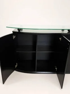 Buffet postmoderne en laque noire avec plateau en verre sur pieds boule